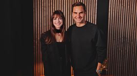 ▲瑞士天王費德勒（Roger Federer）同框好萊塢女星安海瑟薇﻿（Anne Hathaway）。（圖／翻攝自費德勒IG）