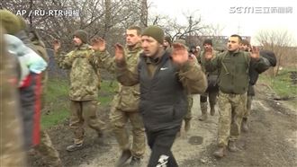 馬立波烏軍繳械　1026人舉手投降