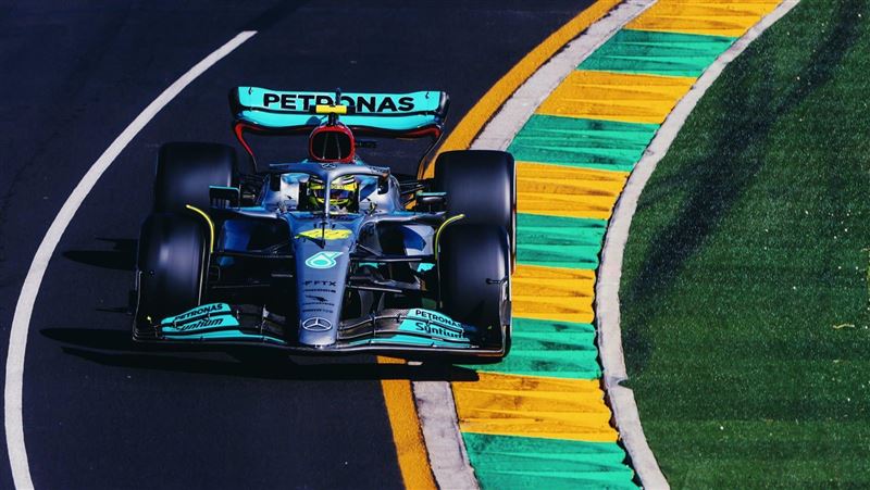 F1車手坐塑膠椅　屁股印竟拍賣2萬