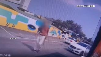 疑行車糾紛　轎車乘客持棍罵物流司機