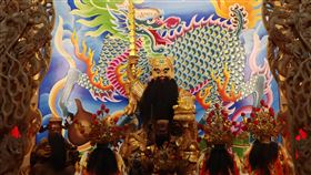 購本土牛樟木雕神尊遭檢舉　送驗竟是中國樟木台中豐原慈濟宮去年7月向陳姓雕刻師購買一塊高90公分、寬50公分的本土千年牛樟木，並委託他雕刻成武財神，入廟供奉後遭人檢舉，但木料經送驗卻發現是中國大陸進口的小葉樟木。中央社記者趙麗妍攝　108年6月4日