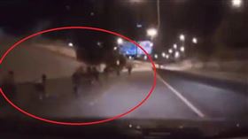 馬來西亞新山車禍案發前，一群騎著「蚊型腳車」的少年占據馬路飆車。（圖／翻攝自臉書影片）