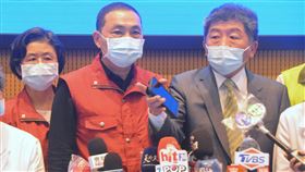 陳時中鼓吹安裝「社交距離」App衛福部長陳時中（右）14日與新北市長侯友宜（中）接受聯訪時，秀出手機呼籲使用「社交距離」App以加強防疫效率、形成保護網，日後參加指揮中心的記者會的媒體也會被要求安裝此App。中央社記者黃旭昇新北攝  111年4月14日