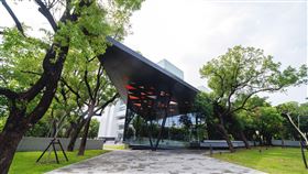 屏東總圖獲德國iF設計獎肯定屏東縣立圖書館總館獲得德國iF設計獎（iF Design Award）「建築設計」類別肯定，也是屏東總圖獲得的首座國際設計獎項。（屏東縣政府提供）中央社記者郭芷瑄傳真  111年4月14日