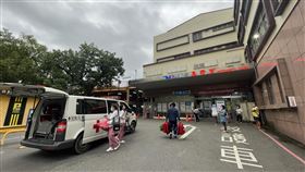 部立花蓮醫院群聚感染  逾80人採檢陽性衛福部花蓮醫院爆發院內感染，院長楊南屏14日指出，全院採檢逾400人，超過80人PCR陽性，分別來自護理之家及院區2大群，其中已列案號16人。中央社記者張祈攝  111年4月14日