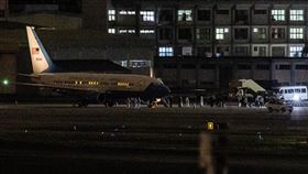 美參議院外委會主席搭空軍專機抵台（2）美國聯邦參議院外交委員會主席孟南德茲（Robert Menendez,D-NJ）等跨黨派參眾議員14日搭乘C-40C行政專機抵台訪問，晚間順利降落松山機場。中央社記者鄭清元攝  111年4月14日