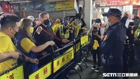 ▲「白狼」張安樂9日晚間帶隊，在彰化大甲媽鑾轎行經途中搶轎。圖為與彰化縣警局分局長王國峰對峙。（圖／翻攝畫面）