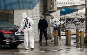 李明哲出獄返台  桃機專案採檢送隔離