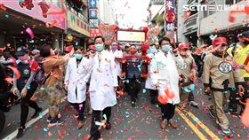 大甲媽回鑾停駕彰化員林宏仁醫院，由醫師抬轎。（圖／翻攝畫面）