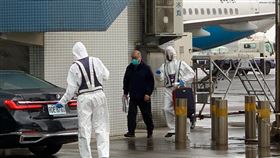 李明哲出獄返台  桃機專案採檢送隔離在中國大陸服刑期滿的台灣NGO工作者李明哲（中）15日上午自廈門返抵桃園國際機場，經環宇商務中心通關，相關人員穿著防護裝備提早現身機坪，待李明哲下機後以專人、專車接待，一路送至環宇商務中心，並以專案方式在內完成採檢。中央社記者葉臻攝  111年4月15日