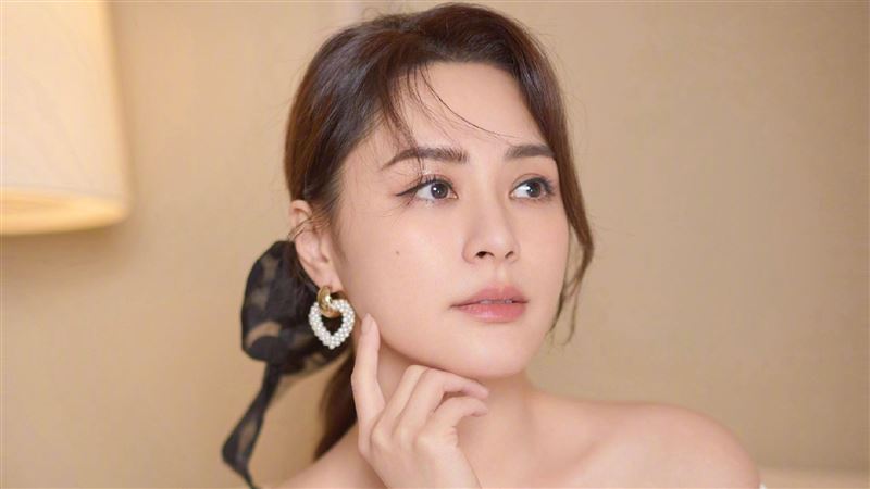 阿嬌床照流出　胸前失守驚見神秘亮點