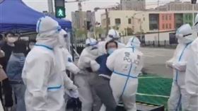 上海居民與警方、防疫人員爆發激烈衝突。（圖／截取自推特@ashark49796332）