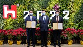 鴻海董事長劉揚偉（中）與富威電力董事長胡惠森（左）及鴻海環保長洪榮聰（右）宣誓綠電採購計畫。（圖／鴻海提供）