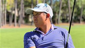 ▲潘政琮在美國PGA巡迴賽出賽時，帽子繫上紫色與藍綠色相間的緞帶，紀念2月驟逝的好友。（圖／翻攝自C.T. Pan臉書粉專）