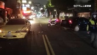 駕駛腳抽筋　誤踩油門暴衝撞2車