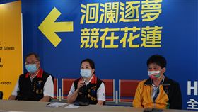 花蓮縣府宣布  111全中運確定延後舉行疫情持續延燒，花蓮縣政府14日晚間舉行臨時記者會，花蓮縣長徐榛蔚（中）宣布，111年全國中等學校運動會確定延後舉行，將視疫情發展擇期恢復辦理。左為縣府代理秘書長饒忠、右為全中運執委會執行秘書邱忠信。中央社記者張祈攝  111年4月14日