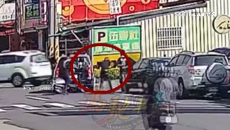 未戴安全帽還蛇行　機車撞車尾慘摔