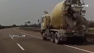 大車突爆胎冒白煙！後車驚：還射飛彈