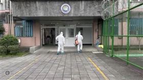 ▲移民署宜蘭收容所14日1名保全確診後，全所進行快篩，1休假在家職員呈現陽性，1名尚未到所服勤的保全為陽性，還有1名女收容人。（圖／翻攝畫面）