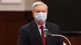 蔡總統接見美國會議員團  葛瑞姆致詞美國聯邦參議院預算委員會共和黨首席議員葛瑞姆（Lindsey Graham）（圖）率跨黨派議員團來台訪問，總統蔡英文15日在總統府公開接見。葛瑞姆表示，此次來訪展現對台灣的支持及熱愛。中央社記者張皓安攝  111年4月15日