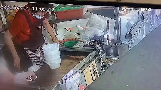 駕駛撞女騎士後誤踩油門　　再撞麵攤