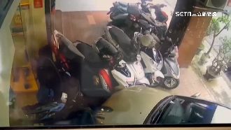 翁踩剎車卻誤踩油門　暴衝騎樓撞9車