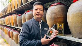 馬祖酒廠總經理劉九銘與得獎作品「東湧陳年高粱酒」。（圖／馬酒提供）