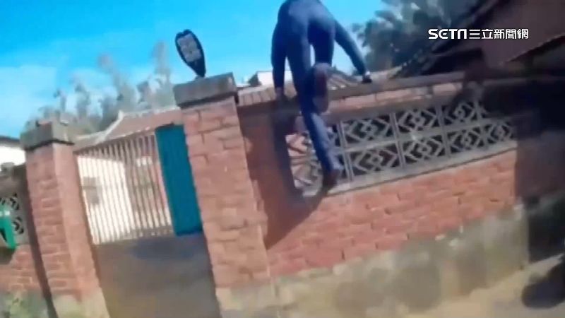 毒犯擁槍自重！勇警翻牆衝屋攻堅逮人