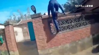毒犯擁槍自重！勇警翻牆衝屋攻堅逮人