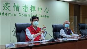 陳其邁說明高雄最新疫情狀況高雄市長陳其邁（左）15日在COVID-19疫情記者會表示，高雄再新增58例確診個案，並指出高雄整體疫情隨著南北移動、外縣市旅遊史數量增加，社區風險也會跟著提升。中央社記者曾以寧攝  111年4月15日
