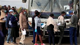 辛巴威一輛巴士衝出道路翻落峽谷，至少35人死亡，71人受傷。圖為當地巴士照片。（示意圖／路透社／達志影像）