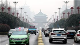 陝西本土疫情實現清零  西安累計2053例中國陝西省上月初爆發COVID-19本土疫情後，5日實現「清零」。這波疫情累計確診2080例，其中，封城長達32天的西安市累計2053例。圖為1月24日，西安解封後重現車水馬龍。（中新社提供）中央社  111年2月6日