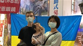 烏克蘭彰化女婿當大甲媽志工台中大甲鎮瀾宮媽祖鑾轎16日凌晨從彰化市出發前往台中市，彰化市有1處大甲媽補給站攤位，懸掛烏克蘭國旗，擔任補給站攤位志工的是老家在烏克蘭基輔市的車迪瑪（後左）和妻子林香君（後右），車迪瑪夫妻也向媽祖祈求和平，讓他們早日取得合法夫妻身分。（民眾提供）中央社記者吳哲豪傳真 111年4月16日