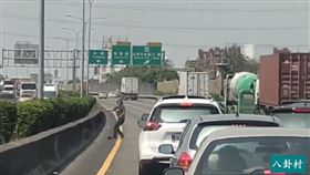 國道散落不明尖銳物　好心駕駛幫撿（圖／翻攝自Facebook／八卦村 - 行車紀錄器影片上傳中心）
