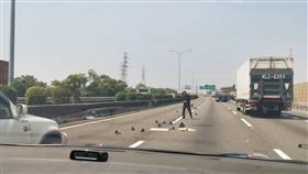 國道散落不明尖銳物　好心駕駛幫撿（圖／翻攝自Facebook／八卦村 - 行車紀錄器影片上傳中心）
