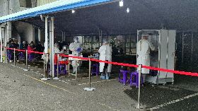 台東縣政府設置快篩站  員工排隊篩檢