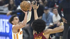 ▲楊恩（Trae Young）轟38分，老鷹搶下東區第8種子。（圖／路透社／達志影像）