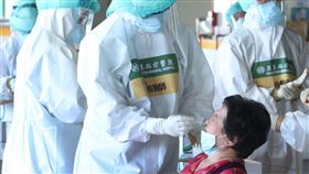 環南市場攤商做PCR篩檢。（記者邱榮吉/攝影）