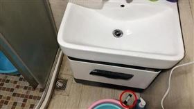 洗到一半「黑色針孔」從天降！她怒報警…真兇曝光卻尷尬了（圖／翻攝自網易新聞）