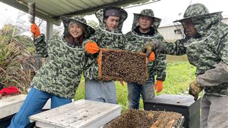 蜜蜂嚇壞炎亞綸　鬼鬼激喊：我保護你