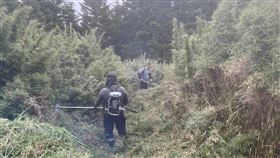 原民協作員協助維護登山步道雪霸國家公園管理處在疫情3級警戒期間，特別委請原住民協作團體清理偏遠山區山屋及維護熱門登山步道，為未來解封後提供更舒適、安全的登山環境。圖為高山協作員於桃山步道進行砍草作業。（雪管處提供）中央社記者管瑞平傳真  110年7月15日