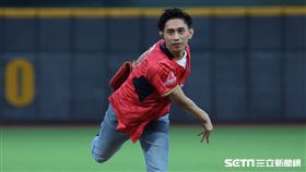 ▲味全龍外野手董秉軒哥哥柏霖開球。（圖／記者劉彥池攝影）