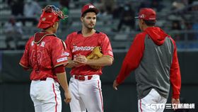 ▲味全龍先發投手布里悍連續被擊出安打，投手教練郭勝安喊暫停。（圖／記者劉彥池攝影）