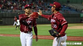 ▲樂天桃猿投手賴鴻誠和隊友成晉擊掌。（圖／記者劉彥池攝影