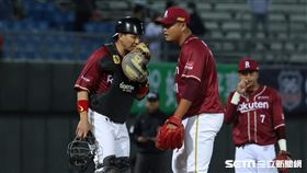 ▲樂天桃猿投手王躍霖和捕手張閔勛交談。（圖／記者劉彥池攝影