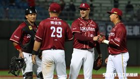 ▲樂天桃猿洋投豪勁和隊友慶祝勝利。（圖／記者劉彥池攝影