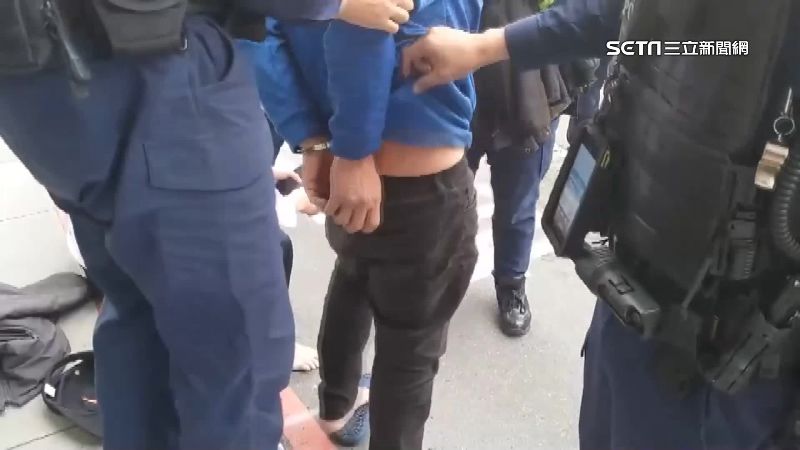 兩毒販拒檢撞警　正義哥助攻圍捕逮人