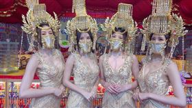 最美禮生現身大甲媽　金衣低胸超吸睛（翻攝自台南舞魅孃粉專）