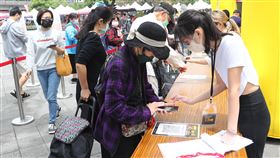 台北傳統市場節登場  防疫不鬆懈（2）2022台北傳統市場節16日在花博公園長廊廣場登場，因應防疫，場內禁試吃，民眾應全程配戴口罩，入場也需進行實聯制登記、量體溫與消毒。中央社記者王騰毅攝  111年4月16日