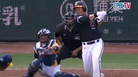 ▲胡金龍面對德保拉敲出清壘的二壘安打。（圖／擷取自CPBL TV）